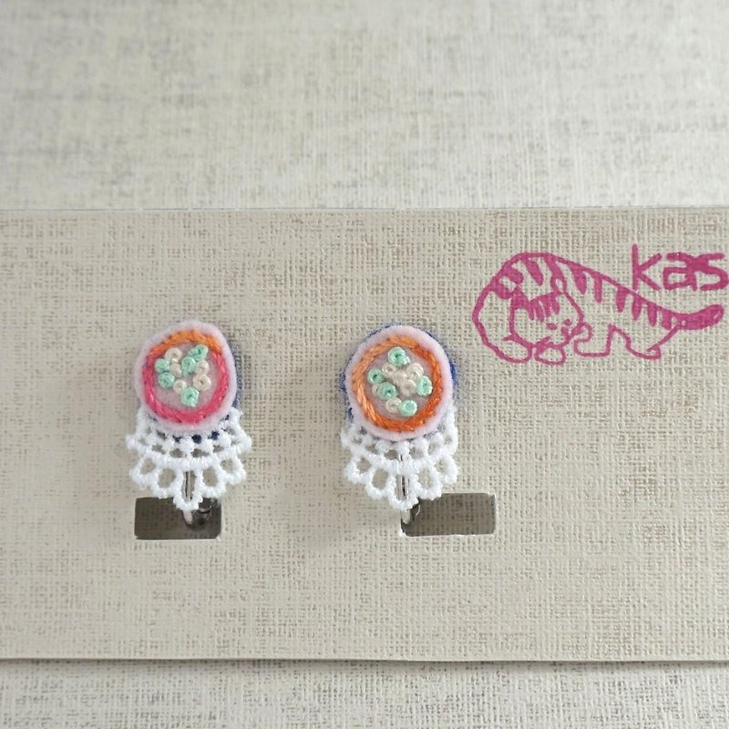 手刺繍イヤリング「春色まる」 - 耳環/耳夾 - 繡線 粉紅色