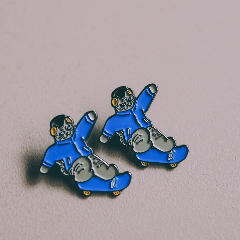 酷酷與他的朋友們 金屬徽章- 滑板虎斑哥 - 徽章/別針 - 其他金屬 藍色