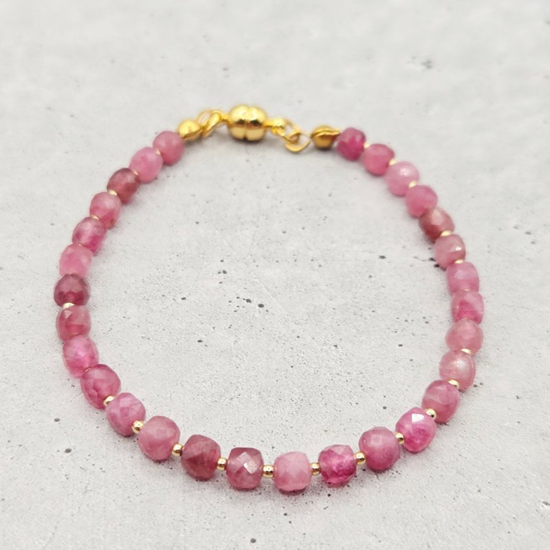 【日本製】ピンクトルマリンのキューブビーズブレスレット　 不器用さんでも安心、ストレスゼロのワンタッチ装着 - 手鍊/手環 - 寶石 粉紅色