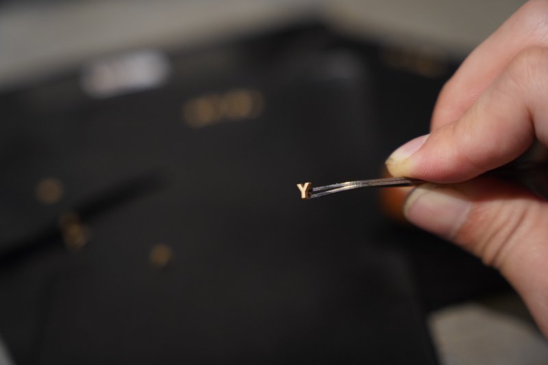 【Add-on Item】 3D Metal Letters - กระเป๋าแมสเซนเจอร์ - ทองแดงทองเหลือง สีทอง