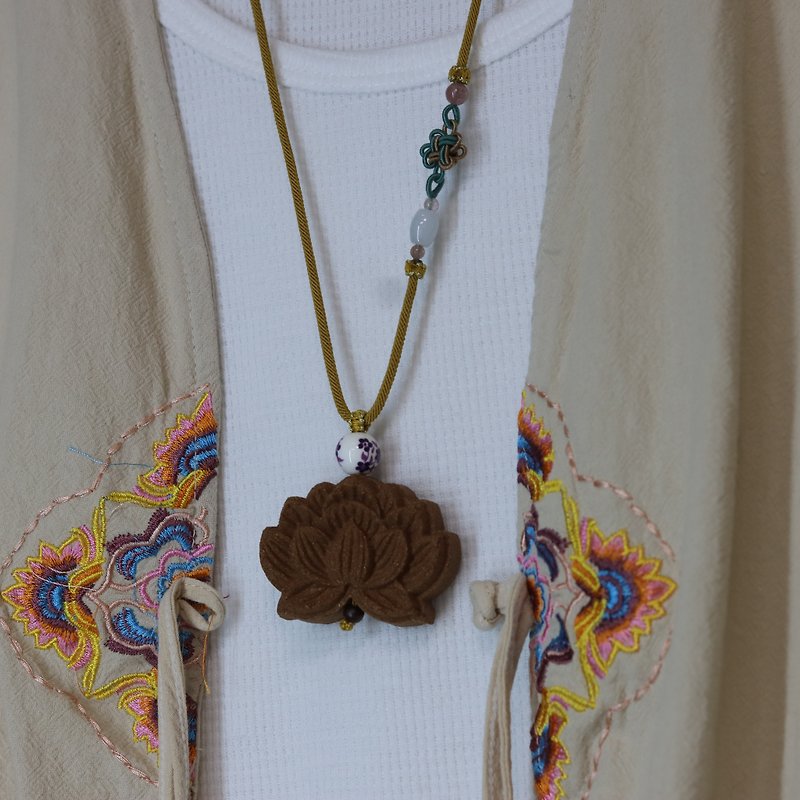 Lotus wooden clay Necklace - สร้อยคอ - ไม้ ขาว
