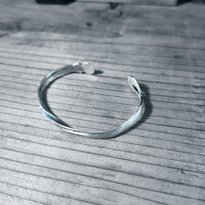 A 2-way design featuring a mallet and a red-crowned crane. A Japanese antique Silver candy cutter remake bangle_0863 Retro vintage - สร้อยข้อมือ - เงินแท้ สีเงิน