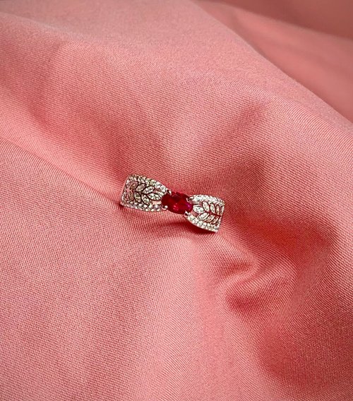 Madam Marquise 0.50ct Oval Ruby 戒指/ 925純銀鍍18K白金/ 合成紅寶/ 方晶鋯石