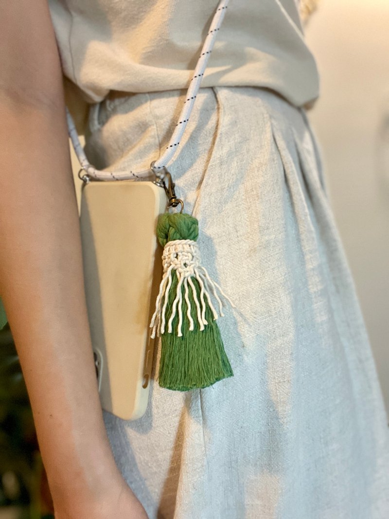 Macrame Woven Earth Green Fringe Charm - ที่ห้อยกุญแจ - ผ้าฝ้าย/ผ้าลินิน สีเขียว