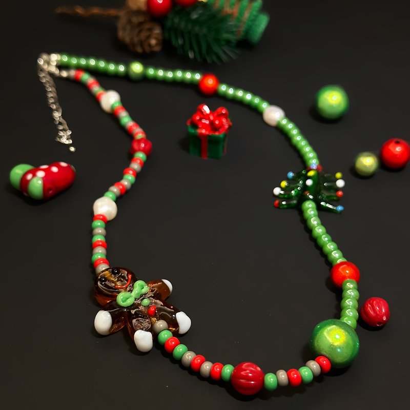 クリスマス限定 赤とグリーンのクリスマスツリー ジンジャーブレッドマン ガラスビーズパールネックレス - ネックレス - ステンドグラス 