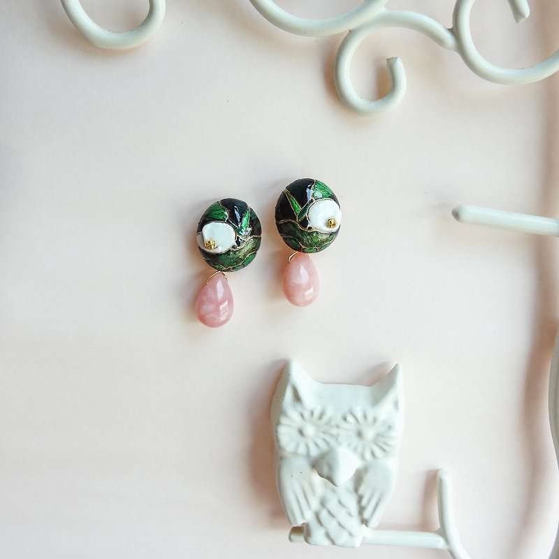 //Only one item is left on sale and will be sold out.// Songhua Button Series Green Alocasia & Pink Opal Drops - Earrings & Clip-ons - Gemstone Pink