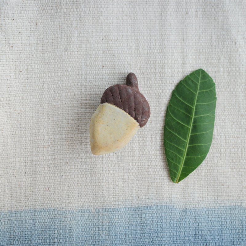 Acorn brooch / handmade ceramic - 胸針 - 陶 咖啡色