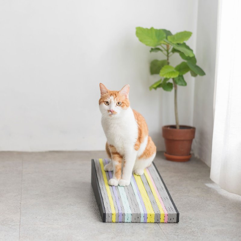 不屑貓抓板 - 三明治款(鐵灰色) 屑屑明顯減少唷~ - 貓跳台/貓抓板 - 木頭 紅色