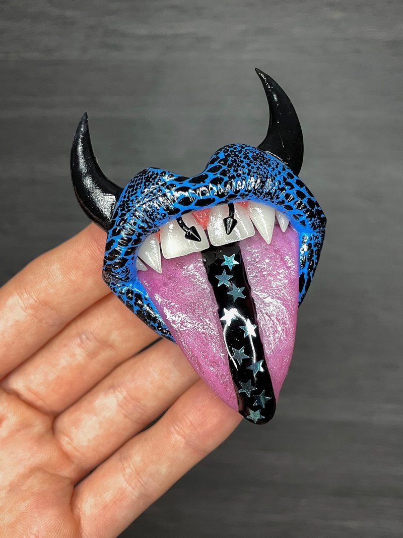 Phone grip. Blue snake lips with horns. - 其他 - 黏土 