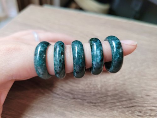 螺絲帽帽工作室 【親翠】天然翡翠 糯滿色俄料墨綠手指鐲14號戒圈 | 色美視覺感