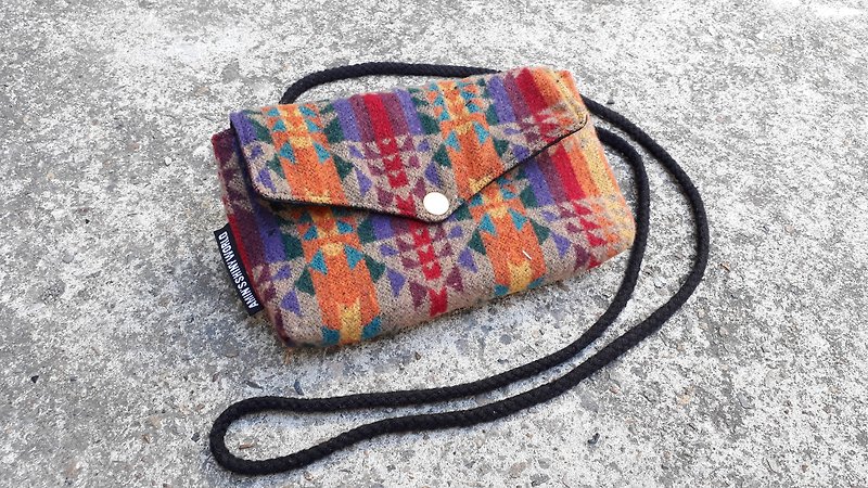 AMIN'S SHINY WORLD handmade woolen national totem print seagull cover copper buckle shoulder bag / two colors - กระเป๋าแมสเซนเจอร์ - ขนแกะ หลากหลายสี