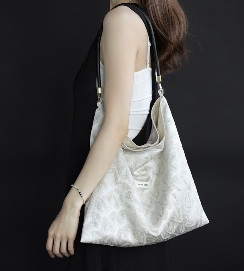 【白羽】森系復古文青/仿真絲織羽毛圖案單肩包 - 側背包/斜背包 - 其他材質 白色