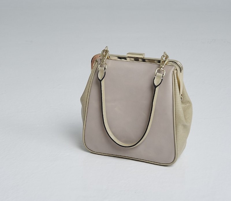 Vintage gold shoulder handbag apricot - Handbags & Totes - Genuine Leather White