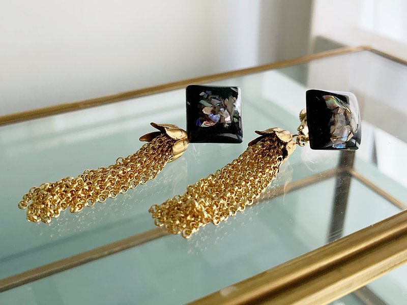 Black Square beads with gold chain tassel earrings - ピアス・イヤリング - 貴金属 ゴールド
