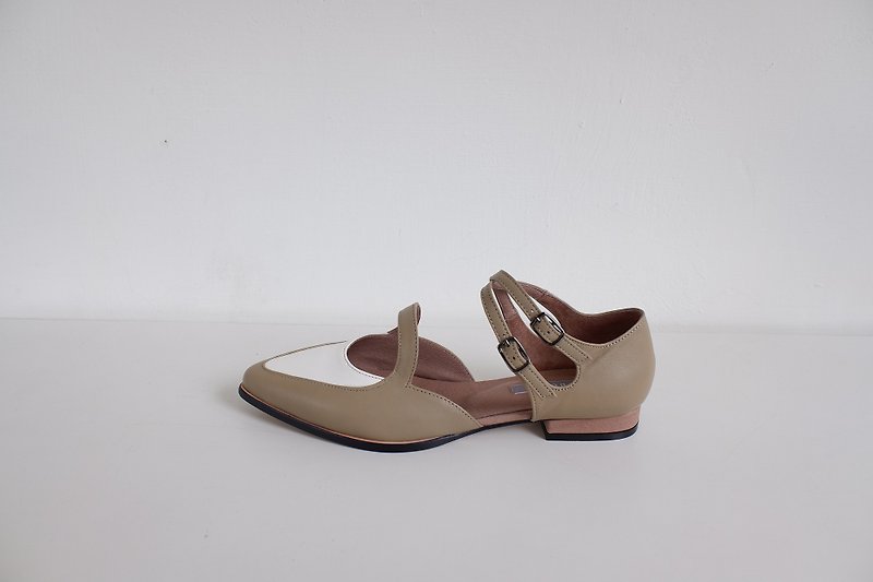 ZOODY / amber / handmade shoes / flat hollow sandals / Khaki+ white - รองเท้ารัดส้น - หนังแท้ สีกากี