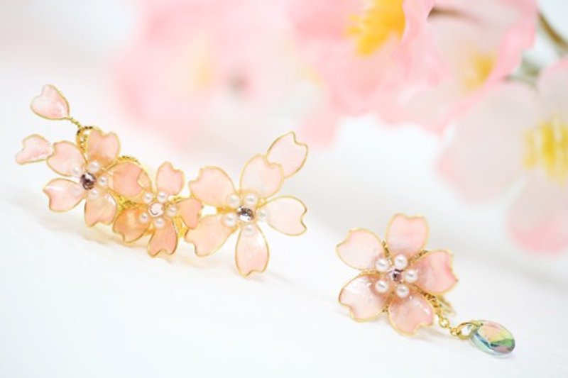 Dancing Cherry Blossoms, Ear Cuff - ต่างหู - พลาสติก สึชมพู