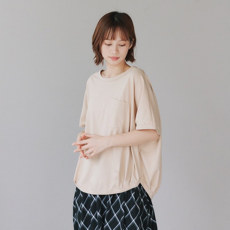 【Simply Yours】圓領口袋打褶T 卡其F - 女 T 恤 - 棉．麻 卡其色