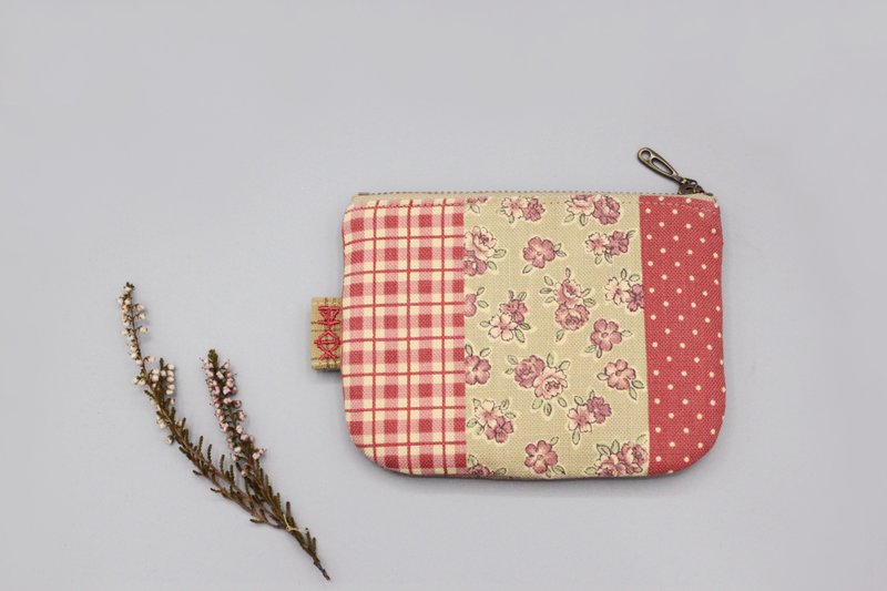 Ping An Xiao Le Bao - retro pink rice bottom small flowers, double-sided two-color Japanese cotton and linen small wallet - กระเป๋าใส่เหรียญ - ผ้าฝ้าย/ผ้าลินิน สึชมพู