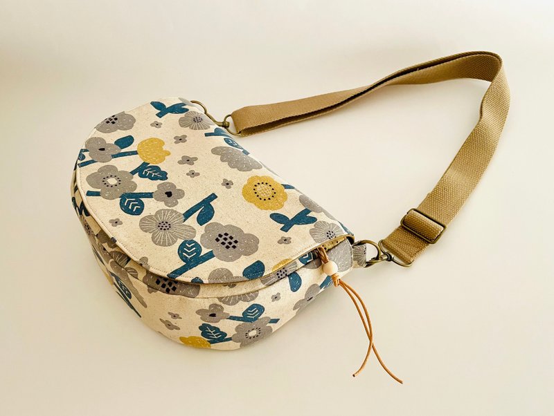 Garden saddle bag. Shoulder/cross-shoulder carry. You can choose custom cloth. zipper pocket - Messenger Bags & Sling Bags - Cotton & Hemp Multicolor