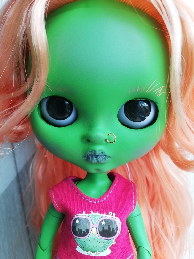 Blythe custom doll Alien face piercing OOAK doll - 公仔/玩偶 - 塑膠 綠色