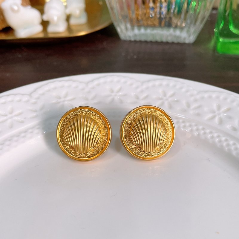 Made in Taiwan, old buttons with modified gold embossed shell earrings - Earrings & Clip-ons - Other Metals White