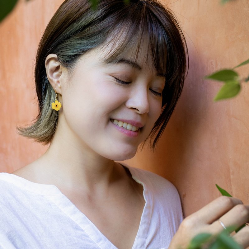 Poppy flower bright yellow retro orange clip-on earrings romantic birthday gift plant pendant earrings - ต่างหู - วัตถุเคลือบ สีเหลือง