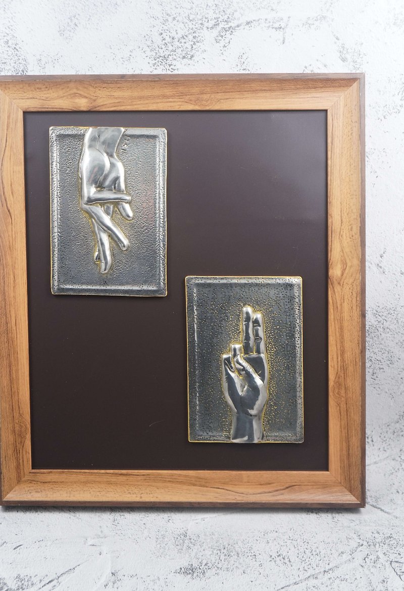 Tin carved sign language modeling magnet - Posters - Other Materials 
