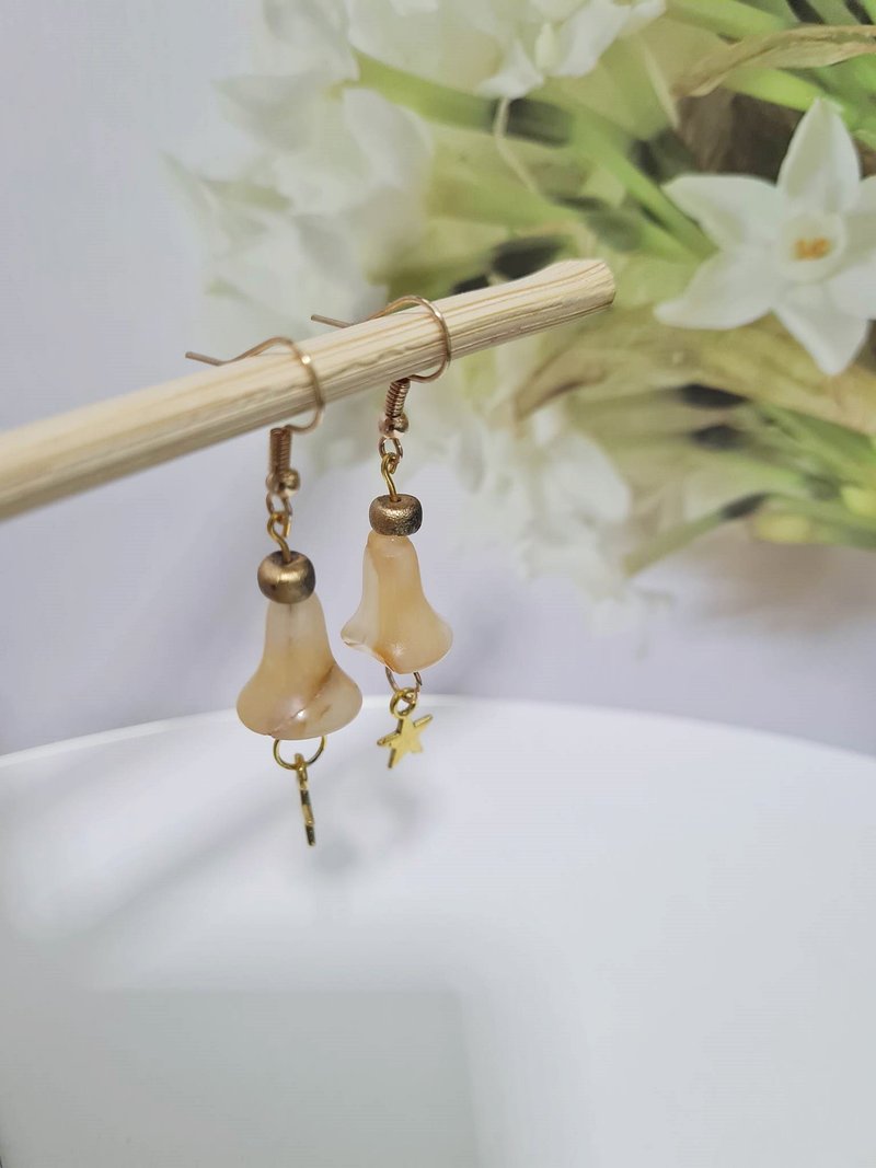 Brow Stone Lucky Stone Hook Earrings - 耳環/耳夾/耳骨夾 - 石頭 卡其色