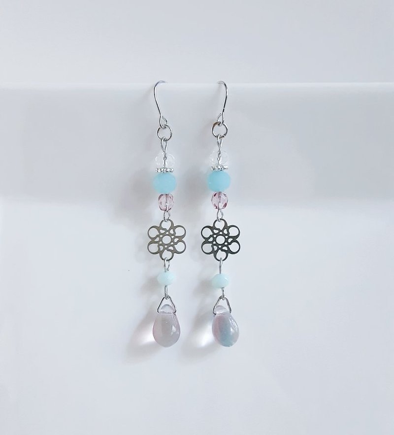 Blue-pink earrings with openwork flower parts and glass beads. Stylish, lightweight, glass beads, jumbo beads, birthday gift, hypoallergenic earrings or Clip-On can be changed. - ต่างหู - แก้ว สีน้ำเงิน