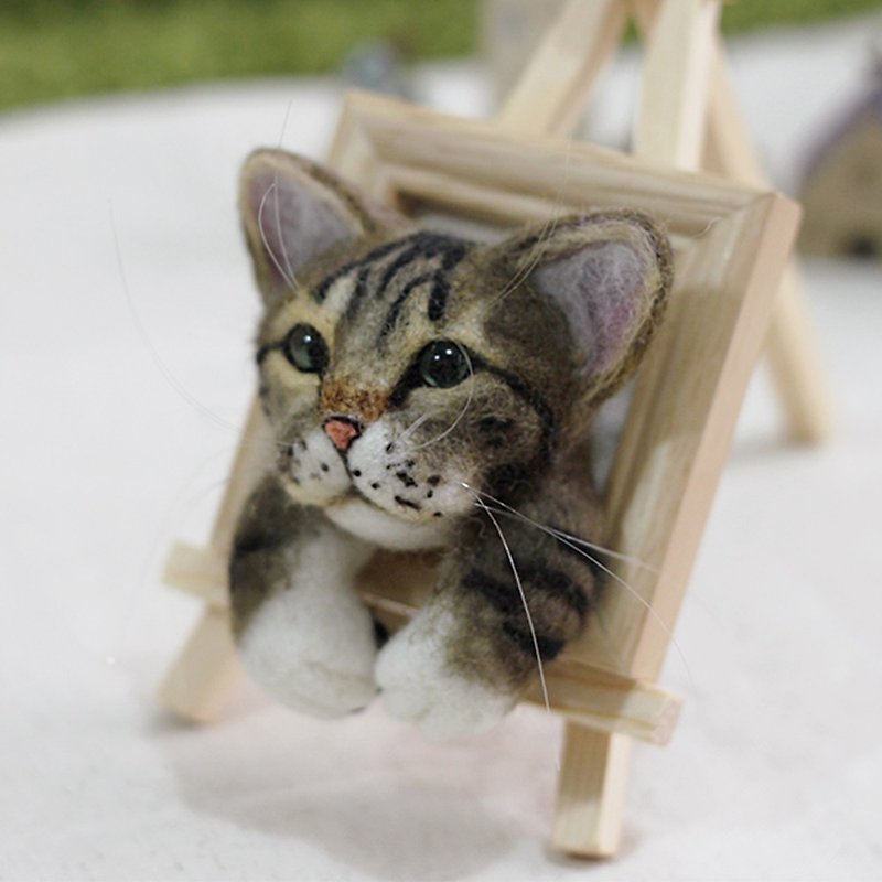 Christmas gift (with video instruction) realistic tabby cat head, practical pin photo frame decoration dual-use wool felt - Knitting, Embroidery, Felted Wool & Sewing - Wool Khaki