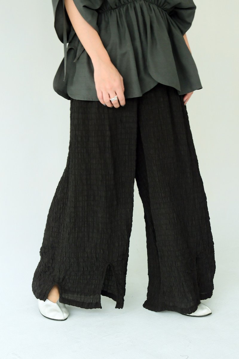 川 衣 WEAR BEING  蠶絲前後開衩寬褲  皺褶黑 - 女長褲 - 棉．麻 黑色