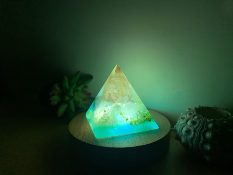 【初心手作】黃玫瑰水晶夜燈 / 天然石金字塔氣氛燈 / 手工小桌燈 - 燈具/燈飾 - 水晶 綠色