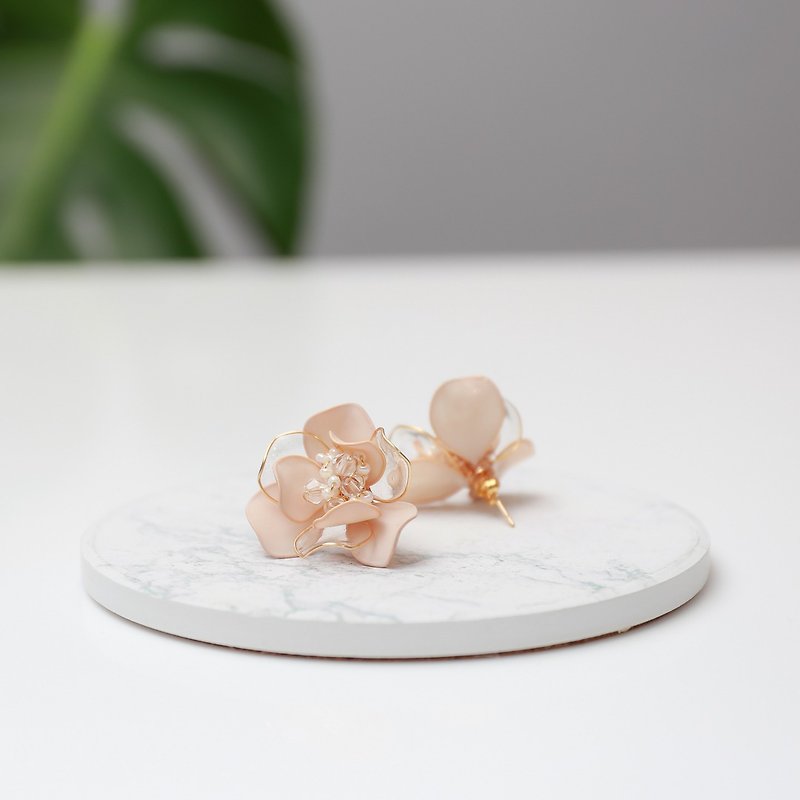 Skin color flower-Handmade resin crystal flower Clip-On-on earrings - ต่างหู - เรซิน สึชมพู