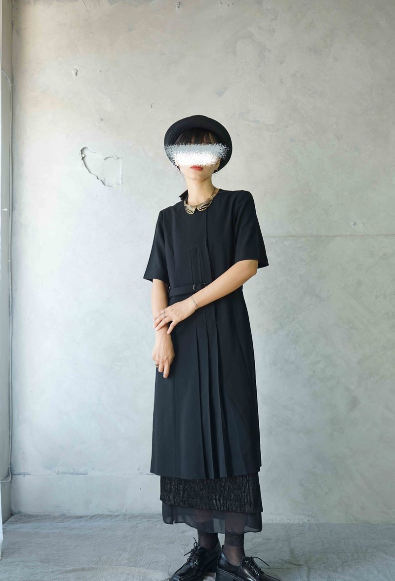 Treasure Hunt Vintage - Clean cut design, open collarless black dress - with belt - ชุดเดรส - เส้นใยสังเคราะห์ สีดำ