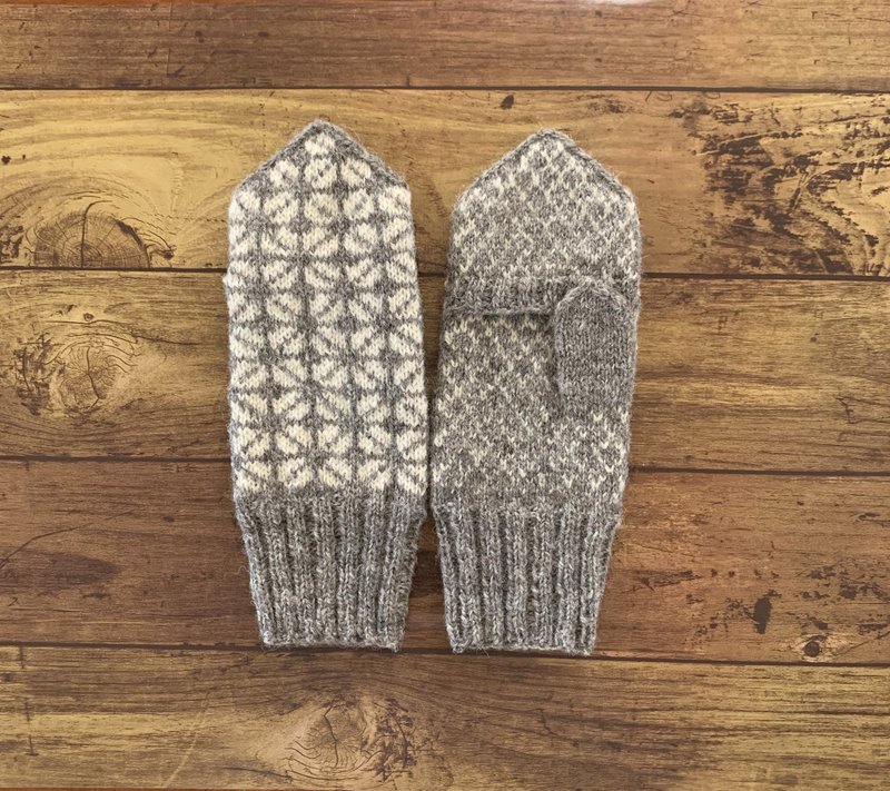 Mittens light gray with traditional Latvian pattern cover - ถุงมือ - ขนแกะ สีเทา
