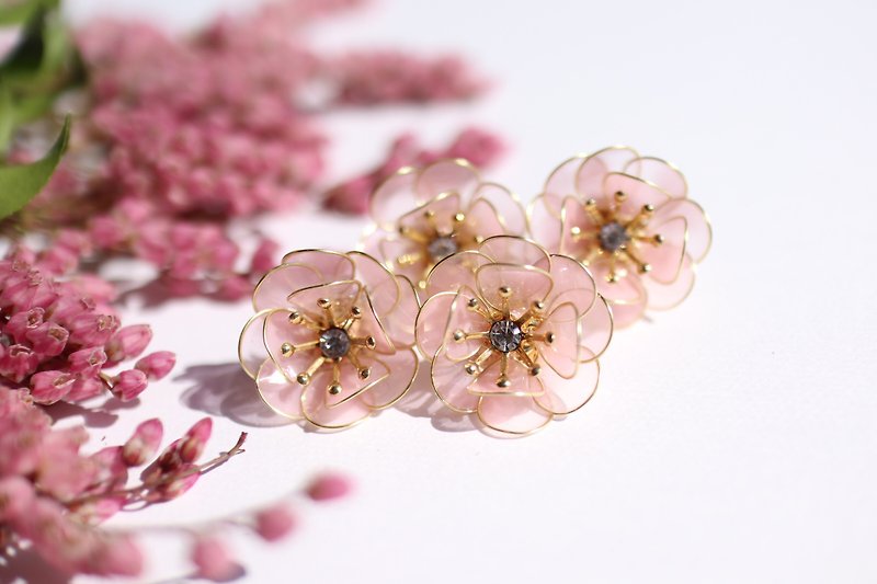 儚い花耳飾り　ピンク色 - 耳環/耳夾 - 其他材質 粉紅色