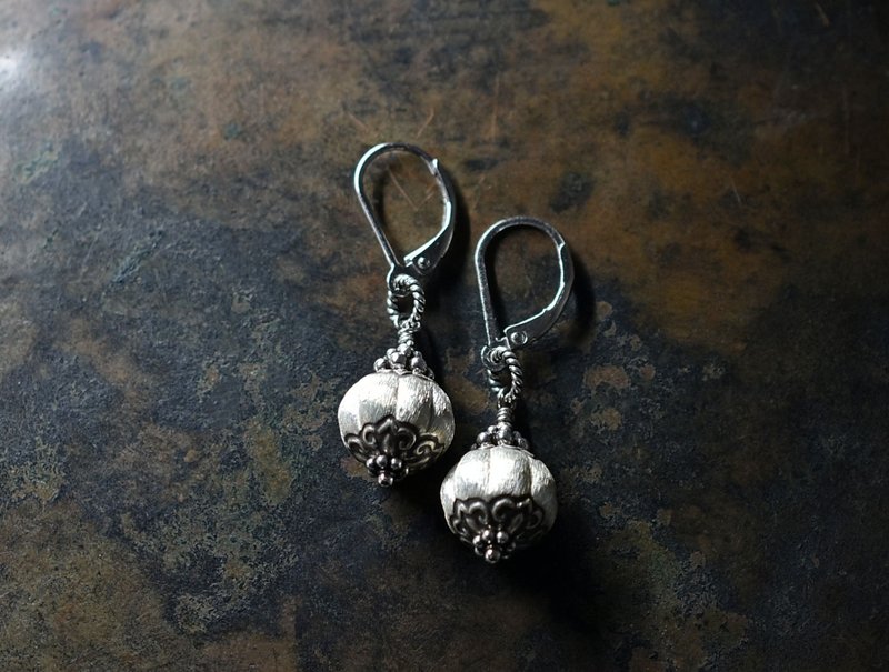 Streaked puffy top and bottom engraved Karen Silver earrings - ต่างหู - โลหะ สีเงิน