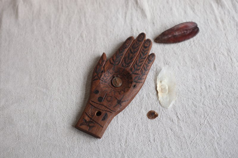 Wooden hand with special pyrography design. 100% handmade. One-of-a-kind. - 擺飾/家飾品 - 木頭 咖啡色