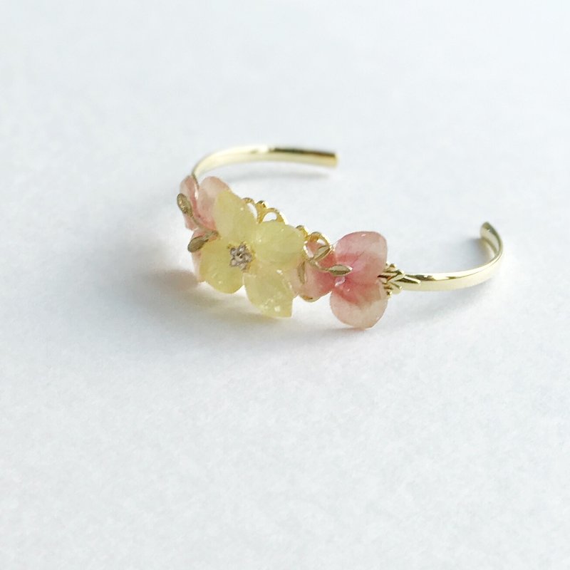 [Fleur d'amour] Hydrangea True Flower Jewelery (Yellow + Orange Red) Open Bracelet Cuff Brass Plated Gold Christmas Gift - สร้อยข้อมือ - พืช/ดอกไม้ สีเหลือง