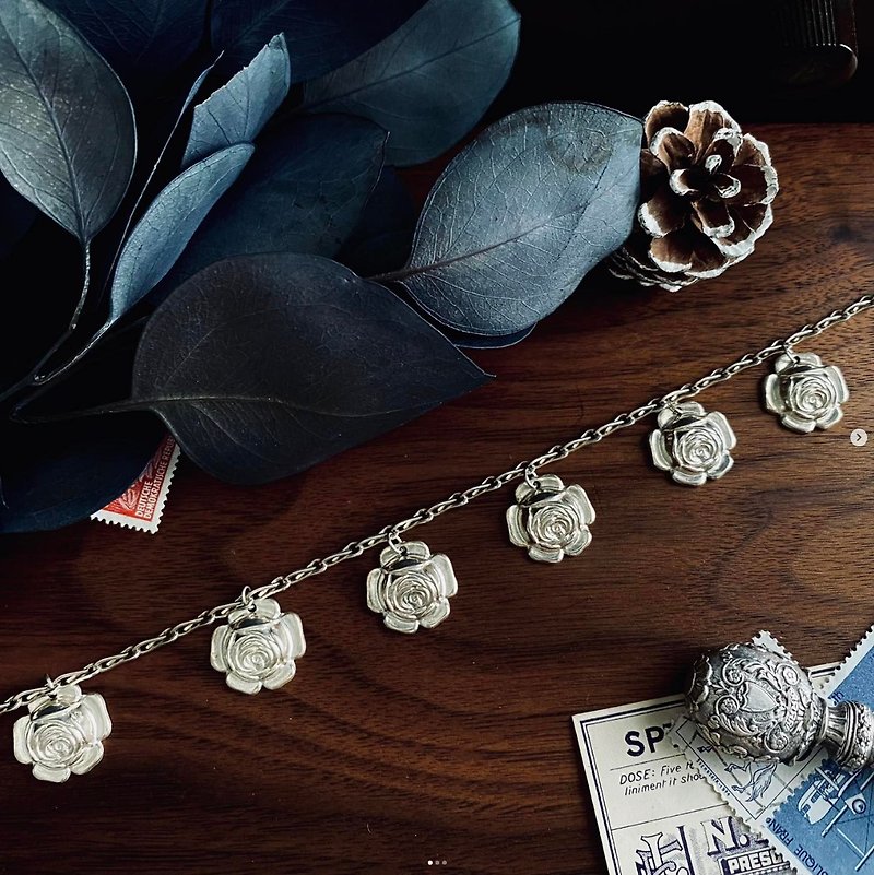 Silver festoon floral necklace - สร้อยคอ - โลหะ 