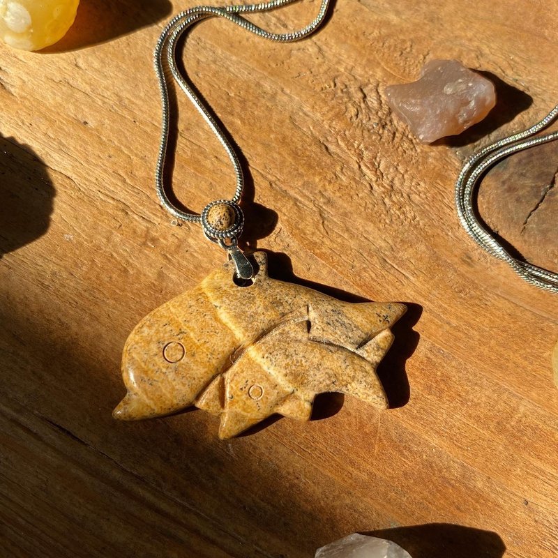 [Lost and find] Natural stone leopard pattern agate dolphin carved neck HC50 - สร้อยคอ - เครื่องเพชรพลอย สีกากี