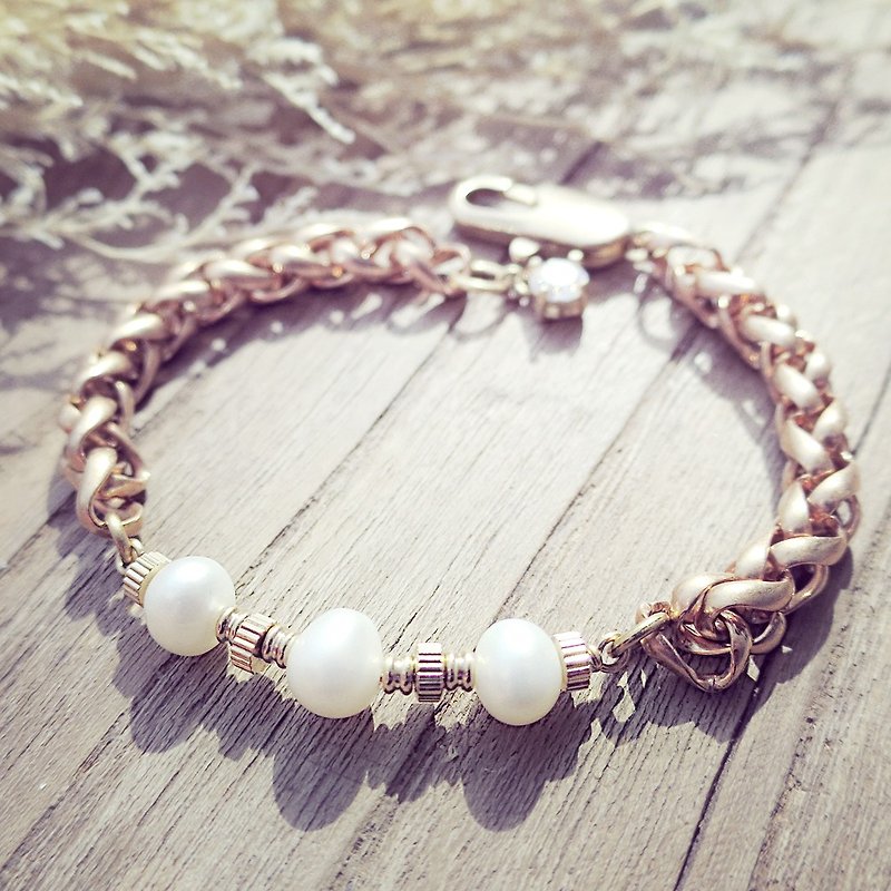 VIIART. Little weekend. Bronze bracelet with pearls. Stone European and American rough style original design - สร้อยข้อมือ - โลหะ สีทอง