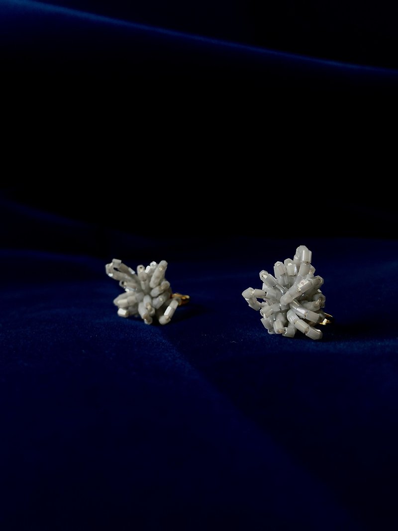 Bubble・Off-White // Paired・Handmade Beaded Earrings - Earrings & Clip-ons - Glass Gray