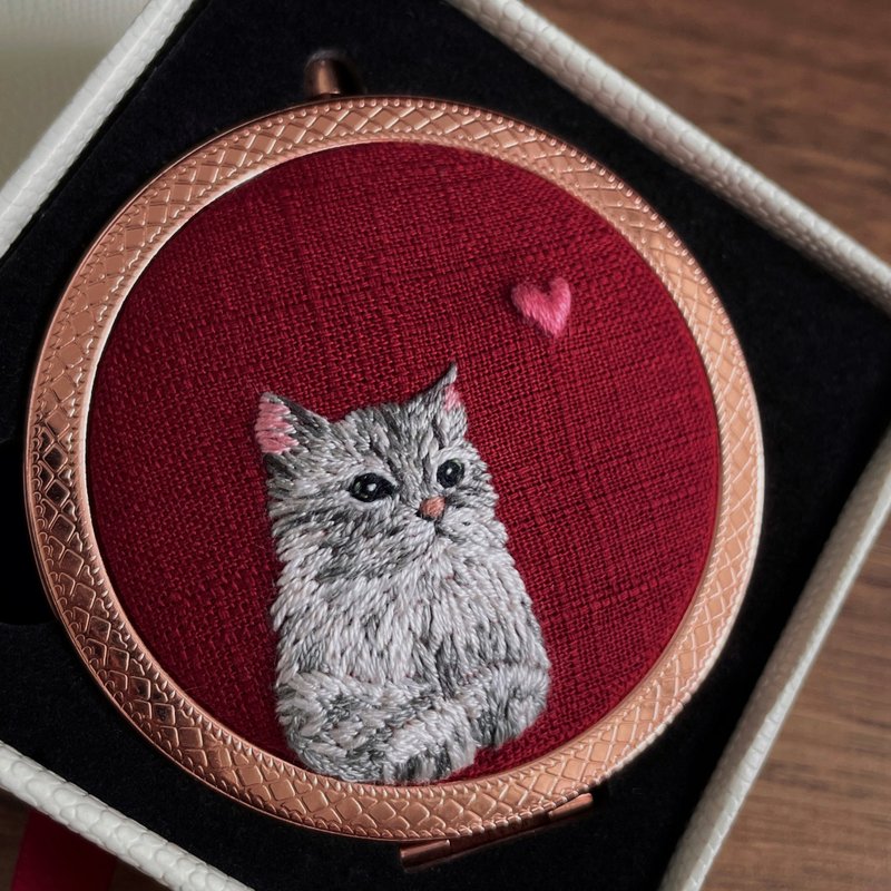 【專屬客製禮】擬真風格・寵物刺繡化妝鏡/訂製布料/英文名 - 客製化寵物商品 - 繡線 多色