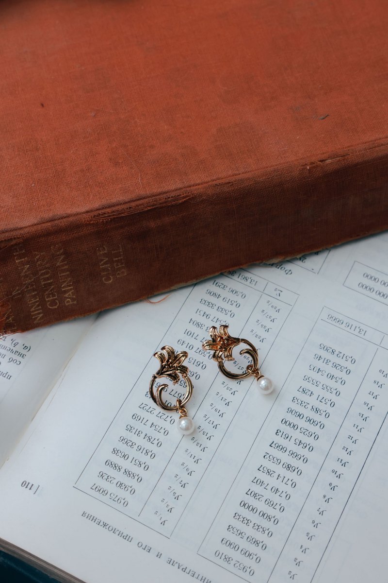 COR-DATE / 線條百合耳環 / 珍珠 - 耳環/耳夾/耳骨夾 - 其他材質 