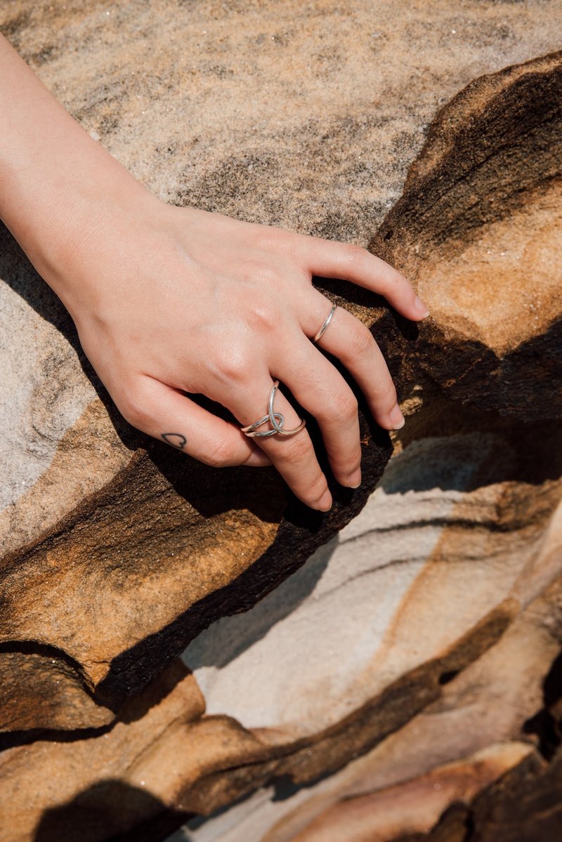 Hallie ring | Sterling silver winding small wire ring - แหวนทั่วไป - เงินแท้ 