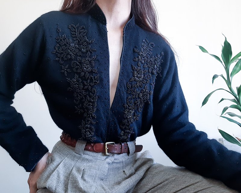 Vintage 1950s Black Beaded Cardigan Evening Wool Hand Embroidered Size Medium - สเวตเตอร์ผู้หญิง - ขนแกะ สีดำ