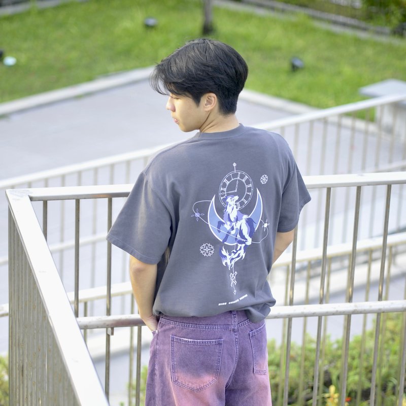 Moonlit Shadow Wolf Printed Drop-Shoulder T-Shirt - เสื้อยืดผู้ชาย - ผ้าฝ้าย/ผ้าลินิน สีเทา