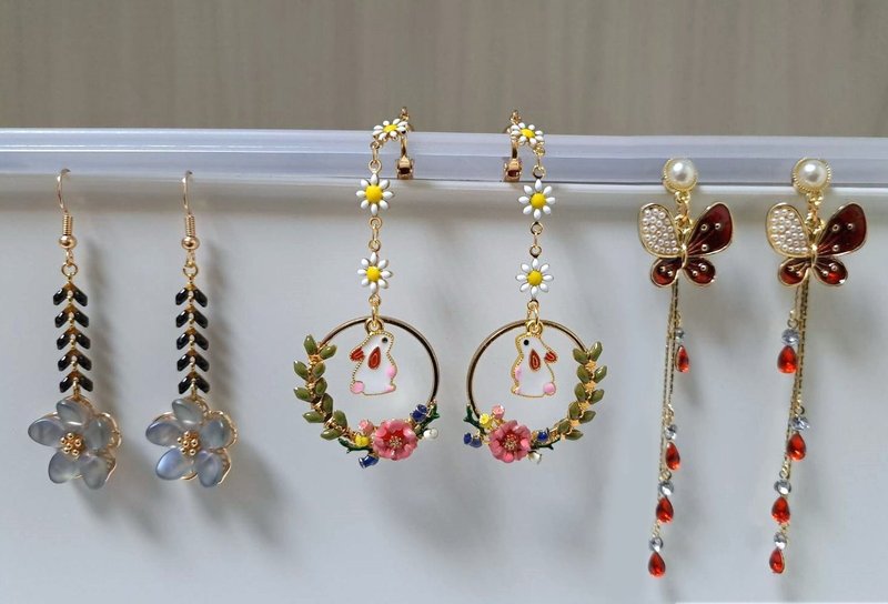 Cute earrings [Flower Rabbit Butterfly Series] ~Silver Gray Flower, Wreath Rabbit - ต่างหู - วัสดุอื่นๆ หลากหลายสี