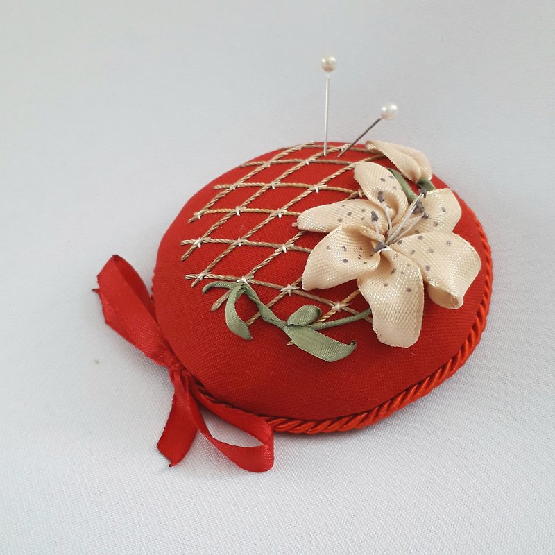 針墊赤いピンクッション枕リボン刺繡 - 編み物/刺繍/羊毛フェルト/裁縫 - 刺しゅう糸 レッド